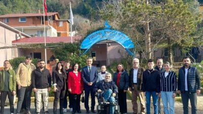 Karadeniz Ereğli Fiziksel Engelliler Derneği Başkanı İsmail Şentürk’e, İŞKUR Kdz. Ereğli Şube Müdüresi Ayfer Yılmaz, Kdz.