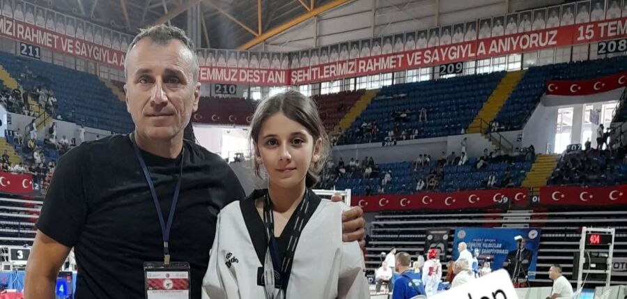 Merih Şuğle Ortaokulu Öğrencisi Elif Zehra Bozkurt, Türkiye Altıncısı Oldu! Antalya’da düzenlenen Yıldızlar Türkiye Tekvando Şampiyonasında Karadeniz Ereğli Merih Şuğle