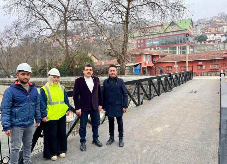 Zonguldak’ın  Birlik mahallesi Değirmen sokak’taki AFAD yaya köprüsü tamamlanarak hizmete