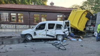Zonguldak’ın  Ereğli ilçesinde  sürücüsünün kontrolünden çıkan tır, belediyenin yaşlılar ve