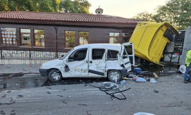 Zonguldak’ın  Ereğli ilçesinde  sürücüsünün kontrolünden çıkan tır, belediyenin yaşlılar ve