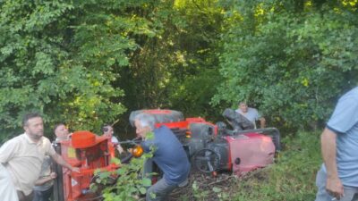 Zonguldak’ın Alaplı ilçesinde orman yolunda devrilen traktörün sürücüsü yaralandı. Sağlık
