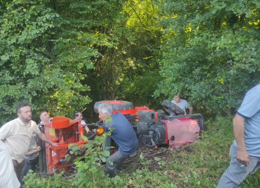 Zonguldak’ın Alaplı ilçesinde orman yolunda devrilen traktörün sürücüsü yaralandı. Sağlık