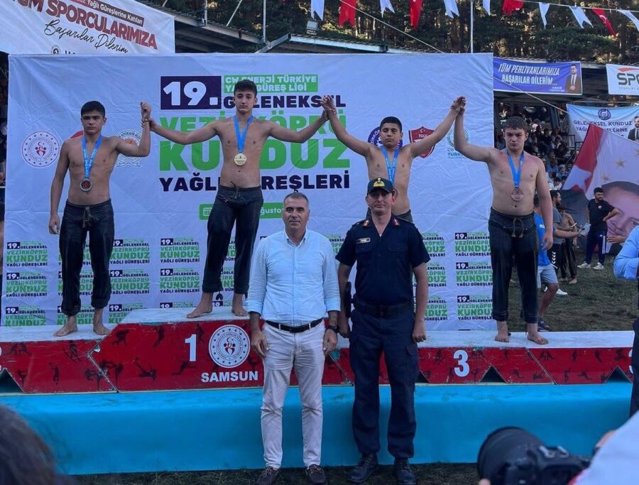 CW Enerji Vezirköprü Yağlı Güreşlerinde, güreş antrenörleri Hüseyin Uğuz ve