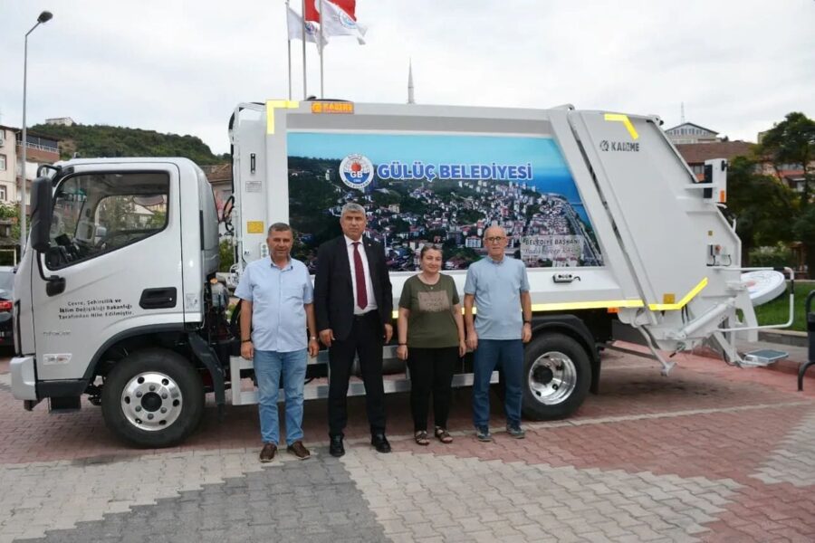 Çevre, Şehircilik ve İklim Değişikliği Bakanlığı tarafından AK Partili Gülüç Belde Belediyesi‘ne 1 adet çöp kamyonu hibe
