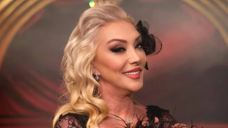 Arabesk müziğin tanınan isimlerinden ve sahnelerde “Güllü” adıyla bilinen 52