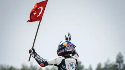 Milli motosikletçi Toprak Razgatlıoğlu, 2025 Dünya Superbike Şampiyonası’nda zirveye çıkarak