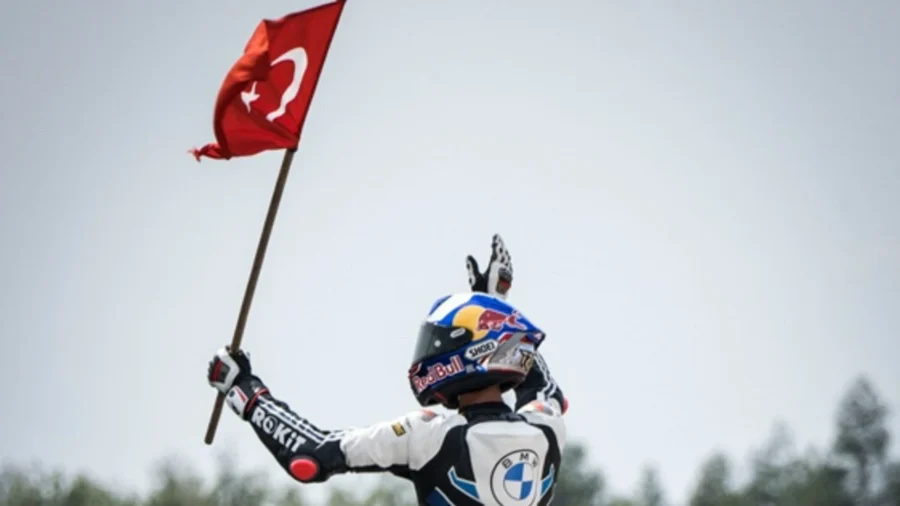 Toprak Razgatlıoğlu tarih yazdı: 3. kez dünya şampiyonu Milli motosikletçi Toprak Razgatlıoğlu, 2025 Dünya Superbike Şampiyonası’nda zirveye çıkarak