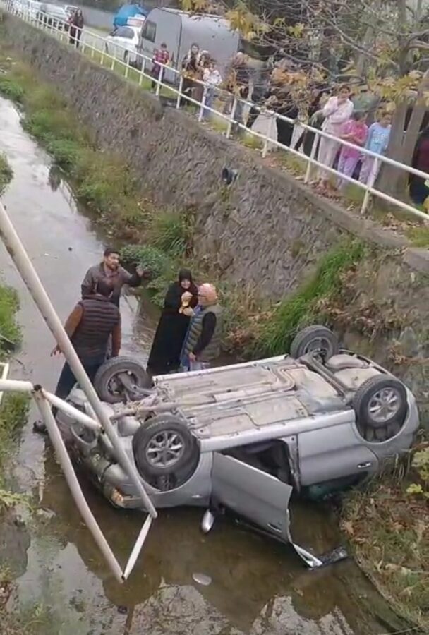 Zonguldak’ın  Ereğli ilçesinde meydana gelen trafik kazasında, dere yatağına yuvarlanan