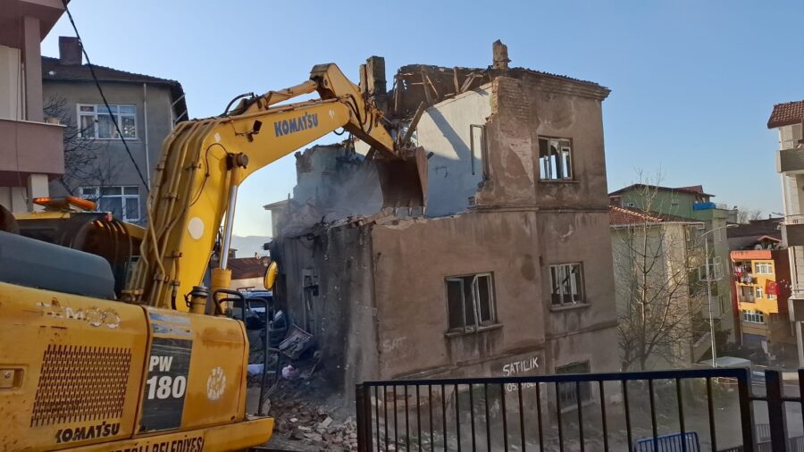 &nbsp; Kdz. Ereğli Akarca Mahallesi’nde kar yağışında bir bölümü yıkılan