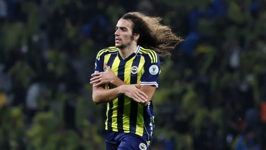 Turkcell Süper Kupa finalinde Galatasaray ile Fenerbahçe karşı karşıya geldi.