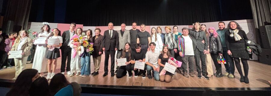  öğrencileri, 28 Şubat Cumartesi günü Erdemir Kültür Merkezi’nde sahneledikleri “Entrikalı