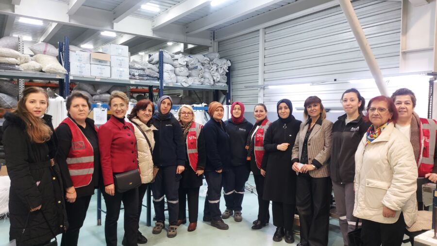 CHP Ereğli Kadın Kolları’ndan OSB’de Anlamlı 8 Mart: “Emeğimiz Görünmez Değildir!” CHP Karadeniz Ereğli Kadın Kolları Başkanı Neslihan Pamuk ve Yönetim