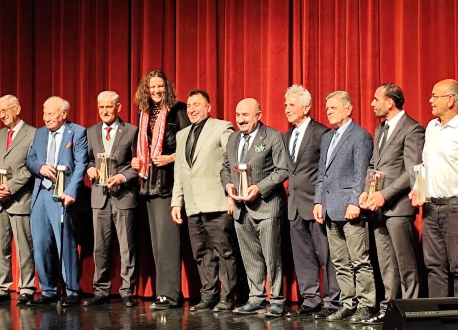 Eskişehir’de Dev Organizasyon: “Sporun Enleri” Ödülleri Sahiplerini Buldu! Eskişehir Karadenizliler Derneği tarafından düzenlenen “Sporun Enleri” ödül töreni, spor