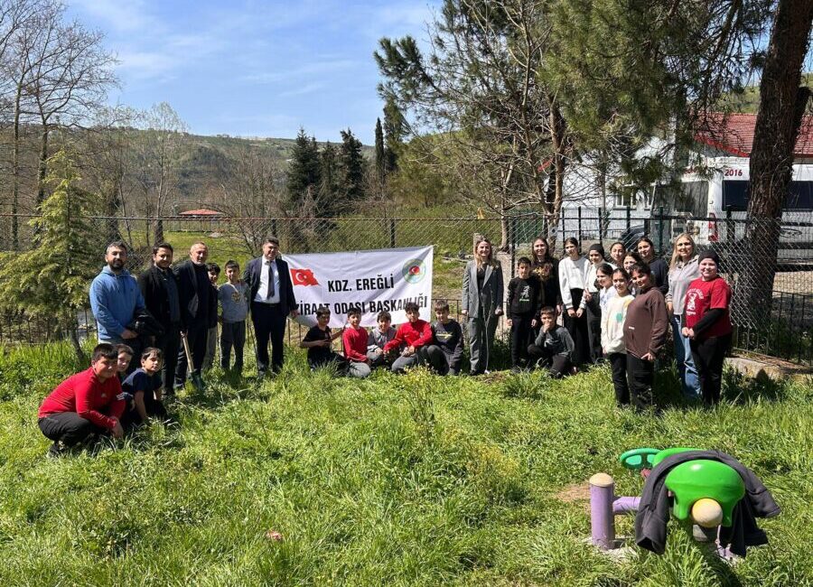 Öğrenciler toprağı fidanla buluşturdu Karadeniz Ereğli Ziraat Odası ve Kızılcapınar Ortaokulu iş birliğiyle gerçekleştirilen