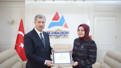 AİÇÜ Rektörü Prof. Dr. İlhami Gülçin, Doç. Dr. Ebru Erdemir’e