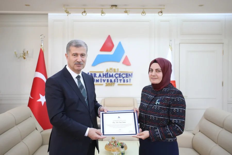 AİÇÜ Rektörü Prof. Dr. İlhami Gülçin, Doç. Dr. Ebru Erdemir’e