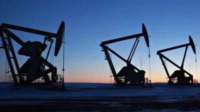 Brent petrolün varil fiyatı, uluslararası piyasalarda yükselişini sürdürerek 111,29 dolar