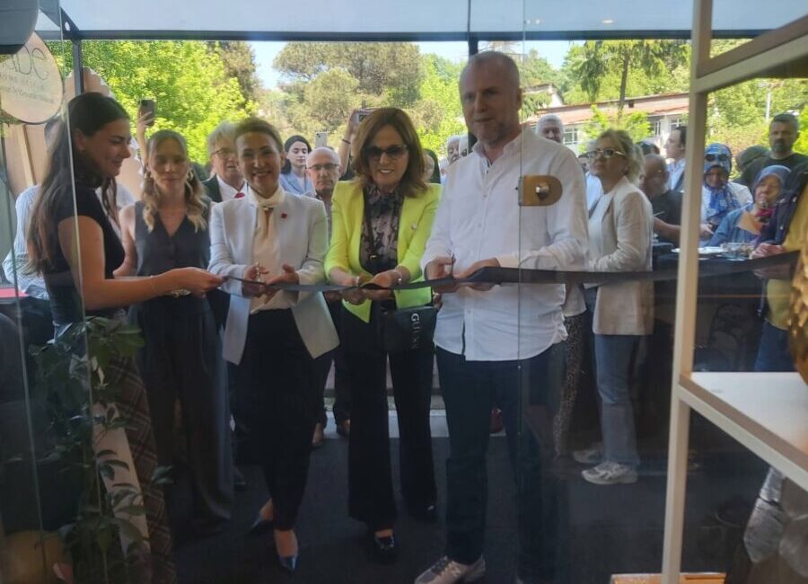 Kdz. Ereğli’de Estetiğin Yeni Adresi: ‘SADE Home Design’ Dualarla Açıldı Zonguldak’ın Karadeniz Ereğli ilçesinde iç mimarlık, modern tasarım ve şık
