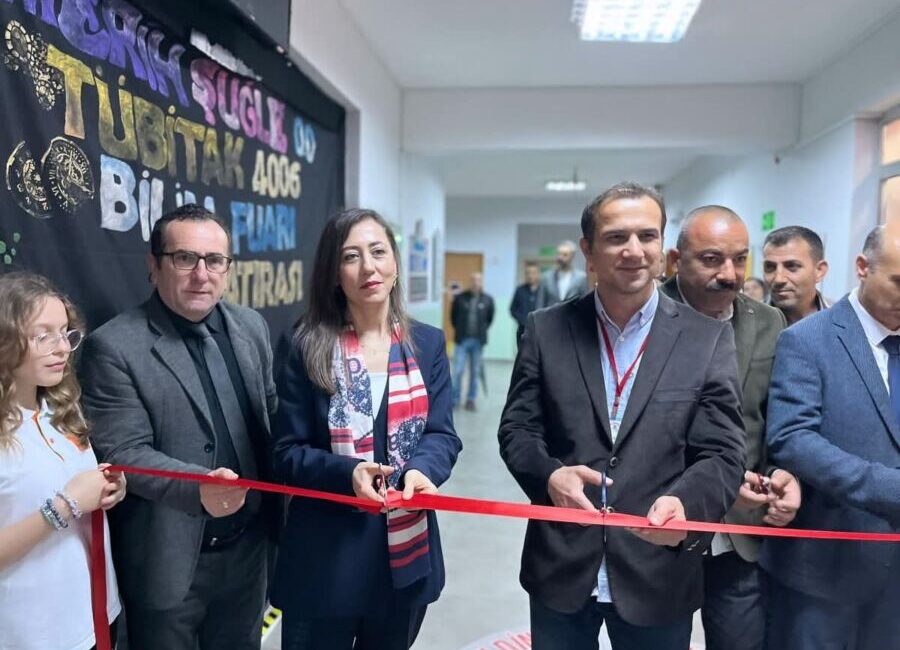 MERİH ŞUĞLE ORTAOKULU’NDA BİLİM RÜZGARI: TÜBİTAK FUARI’NA YOĞUN İLGİ Zonguldak’ın Ereğli ilçesinde Merih Şuğle Ortaokulu öğrencileri tarafından hazırlanan 4006-B