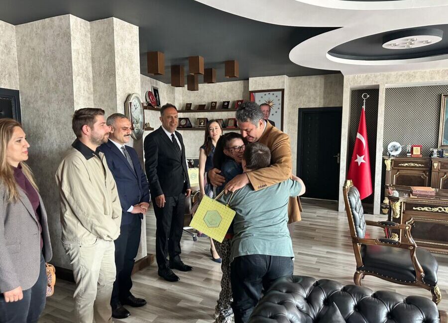 Kaymakam Yılmaz’dan Özel Çocuklara Sıcak Karşılama ZONGULDAK – Karadeniz Ereğli Kaymakamı Fatih Yılmaz, Engelliler Haftası kapsamında
