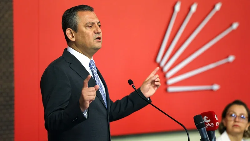 CHP’de Grup Başkanlığına Özgür Özel seçildi ANKARA – BHA Özgür Özel, CHP Genel Merkezi’nde gerçekleştirilen toplantıda