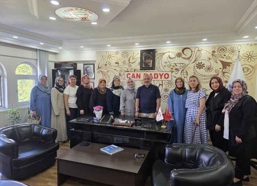 Ak Parti kadın kollarından Can Radyo ve TİMBİR’e “Hayırlı Olsun lsun” ziyareti AK Parti Karadeniz Ereğli İlçe Kadın Kolları yönetimi, bölge basınında