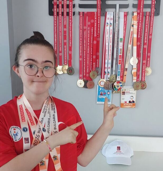 Bulgaristan’da Zeynep Tuncay Rüzgârı: Dünya Şampiyonası’ndan 3 Bronz Madalya! Bulgaristan’da düzenlenen SUDS Dünya Şampiyonası’nda masa tenisinde Türkiye’yi temsil eden