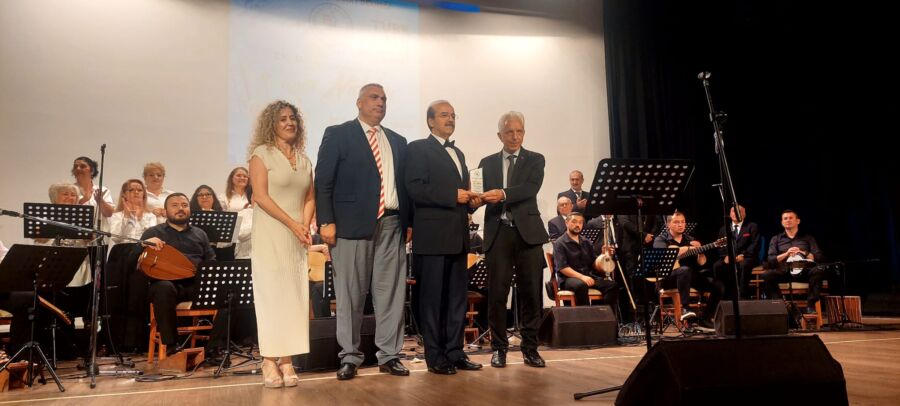 EKSD’den Büyük Vefa: “Ege Nidaları” Konserinde Duygu Dolu Anlar EKSD’den Büyük Vefa: “Ege Nidaları” Konserinde Duygu Dolu Anlar Erdemir