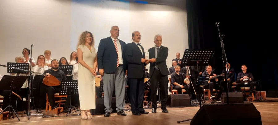 EKSD'den vefa: "Ege Nidaları" konserinde duygu dolu anlar Erdemir Kültür Sanat Derneği (EKSD), gerçekleştirdiği "Ege Nidaları" temalı Türk