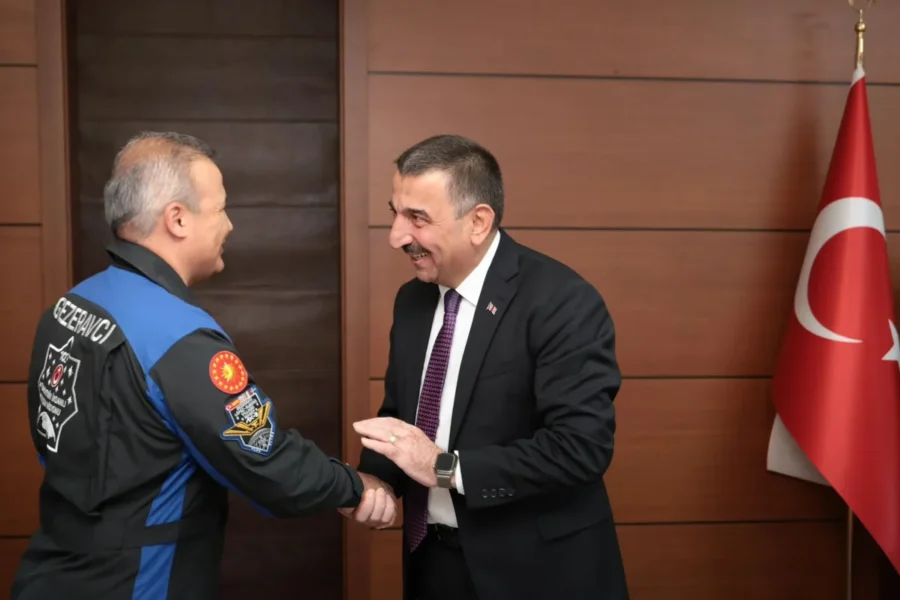 İlk Türk Astronot Alper Gezeravcı Zonguldak'ta Türkiye'nin insanlı ilk uzay misyonunu başarıyla tamamlayarak tarihe geçen astronot
