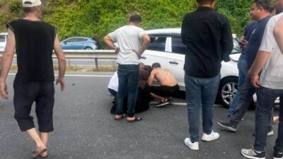 Karadeniz Ereğli-Alaplı karayolu Plajlar mevkiinde otomobilin yolun karşısına geçmeye çalışan