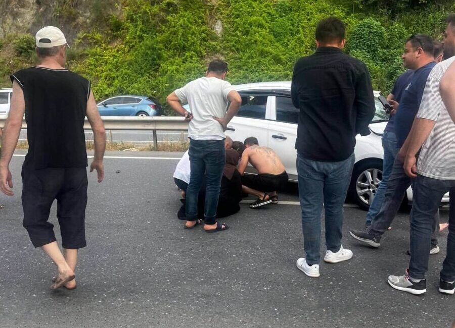 Yolun Karşısına Geçerken Metrelerce Savruldular: Baba ve Oğlu Ağır Yaralı Karadeniz Ereğli-Alaplı karayolu Plajlar mevkiinde otomobilin yolun karşısına geçmeye çalışan