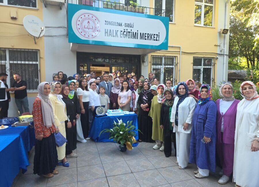 Ereğli Halk Eğitim’de Duygusal Veda: Dr. Metin Bozkurt’a Vefa Etkinliği Zonguldak’ın Karadeniz Ereğli ilçesinde Halk Eğitimi Merkezi Müdürü Dr. Metin
