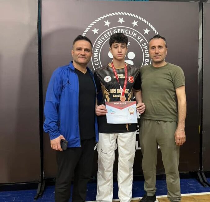 TAŞBACA TAEKWONDO KULÜBÜ’NDEN MİLLİ GURUR: ÖMER YAĞIZ TÜRKIYE’Yİ TEMSİL EDECEK Kdz. Ereğli Taşbaca Taekwondo Kulübü’nün başarılı sporcusu Ömer Yağız Karakütük,