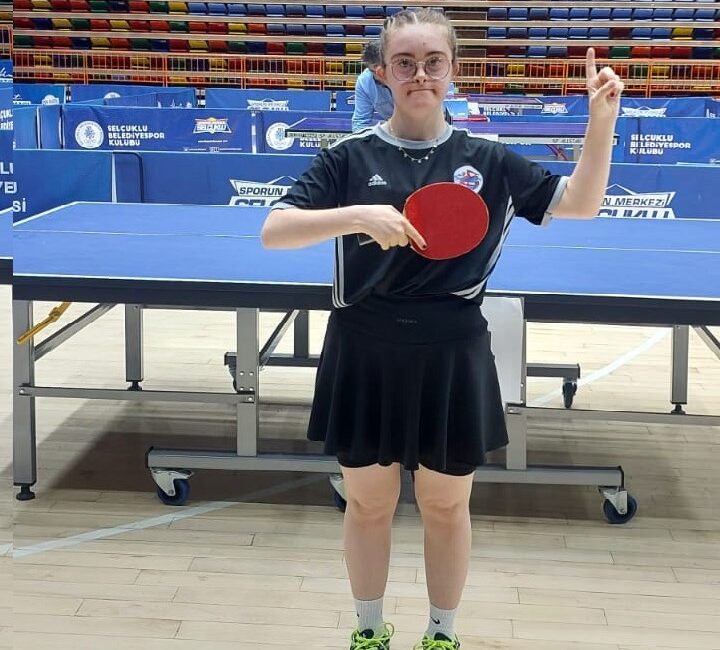 Ereğli’li Milli Raket Zeynep Tuncay, Üst Üste 3. Kez Altın Madalyayı Boynuna Taktı! Kdz. Ereğli’li milli sporcu Zeynep Tuncay, Konya’da düzenlenen Türkiye özel