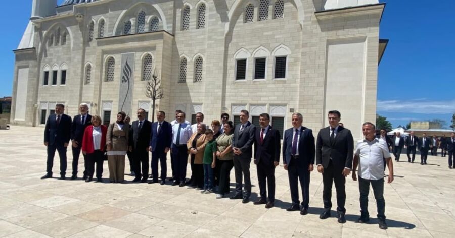 Bakan Kacır Zonguldak'ta vatandaşlara aşure ikram etti