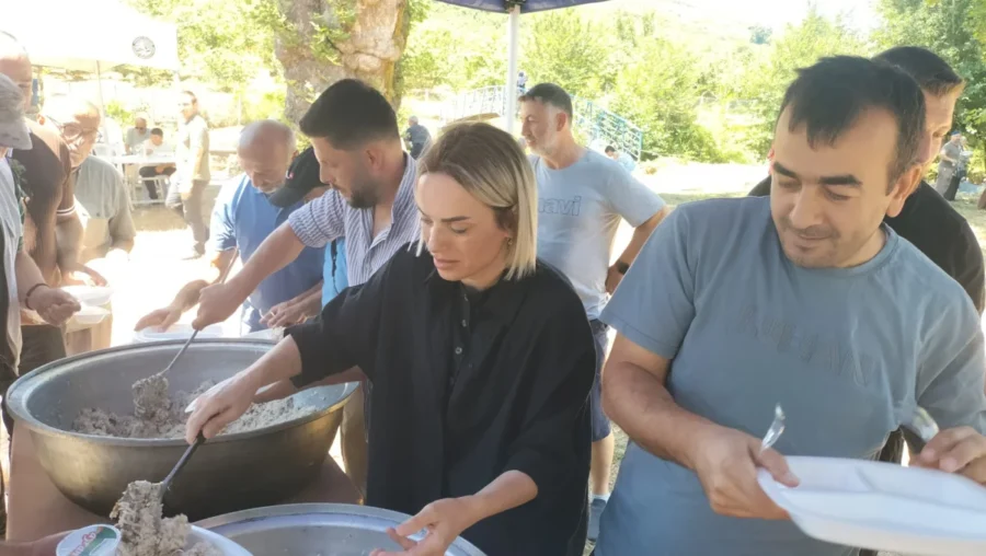 Akçakoca Belediye Başkanı Alev Ünal, geleneksel cümle mevlit programında pilav dağıttı Akçakoca’da Cumayanı Evliya Cami Yaşatma Derneği tarafından düzenlenen “Ahmet Dede’yi