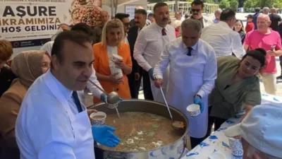 Bakan Kacır Zonguldak'ta vatandaşlara aşure ikram etti Sanayi ve Teknoloji Bakanı Mehmet Fatih Kacır, Zonguldak ziyareti kapsamında