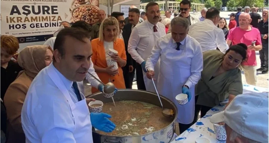 Bakan Kacır Zonguldak'ta vatandaşlara aşure ikram etti Sanayi ve Teknoloji Bakanı Mehmet Fatih Kacır, Zonguldak ziyareti kapsamında