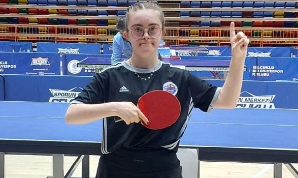 Ereğli’li Milli Raket Zeynep Tuncay, Üst Üste 3. Kez Altın Madalyayı Boynuna Taktı! Kdz. Ereğli’li milli sporcu Zeynep Tuncay, Konya’da düzenlenen Türkiye özel