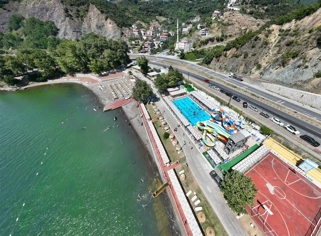 Yaz boyunca binlerce vatandaşın tercih ettiği Mavi Bayraklı Barış Plajı,