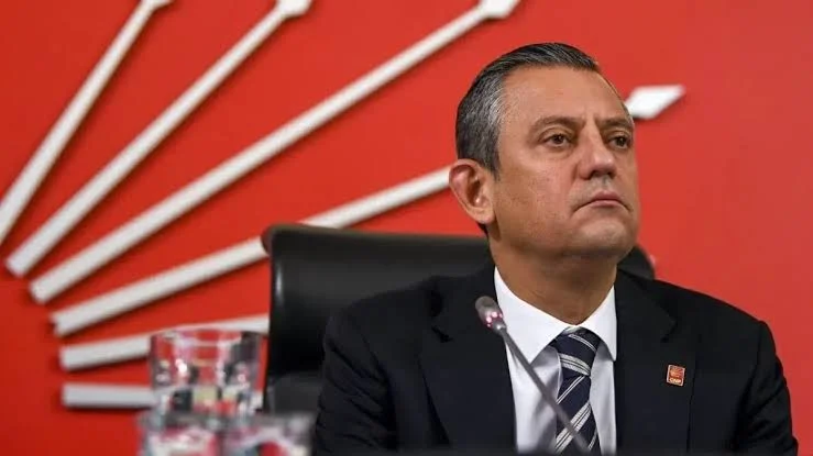 Özgür Özel ekibinden olağanüstü kurultay başvurusu CHP Grup Başkanı Özgür Özel, Cumhuriyet Halk Partisi’nde olağanüstü kurultayın