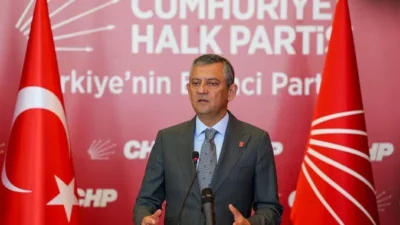 Özgür Özel ve 90 milletvekili CHP’den ayrılarak Yeni Parti’ye katıldı Cumhuriyet Halk Partisi (CHP) Genel Başkanı Özgür Özel, Yeni Parti’nin
