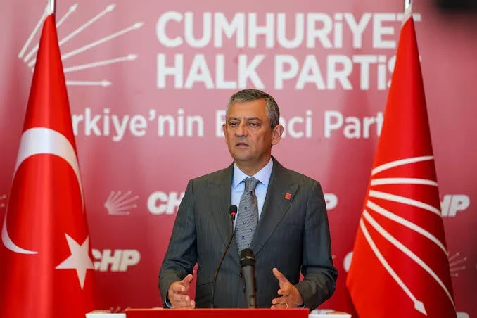 Özgür Özel ve 90 milletvekili CHP’den ayrılarak Yeni Parti’ye katıldı Cumhuriyet Halk Partisi (CHP) Genel Başkanı Özgür Özel, Yeni Parti’nin
