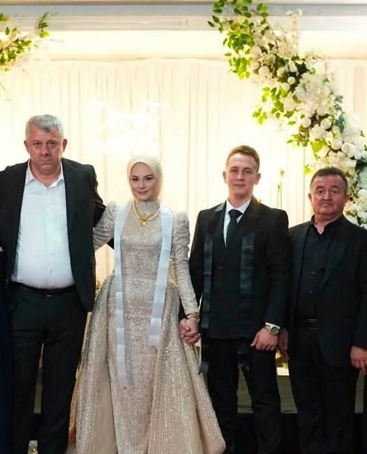 MUHAMMET TOPALOĞLU’NUN EN MUTLU GÜNÜ: KIZI ELİF DÜNYAEVİNE GİRİYOR Bölgemizin tanınan ve sevilen isimlerinden Muhammet Topaloğlu ve eşi Memnune