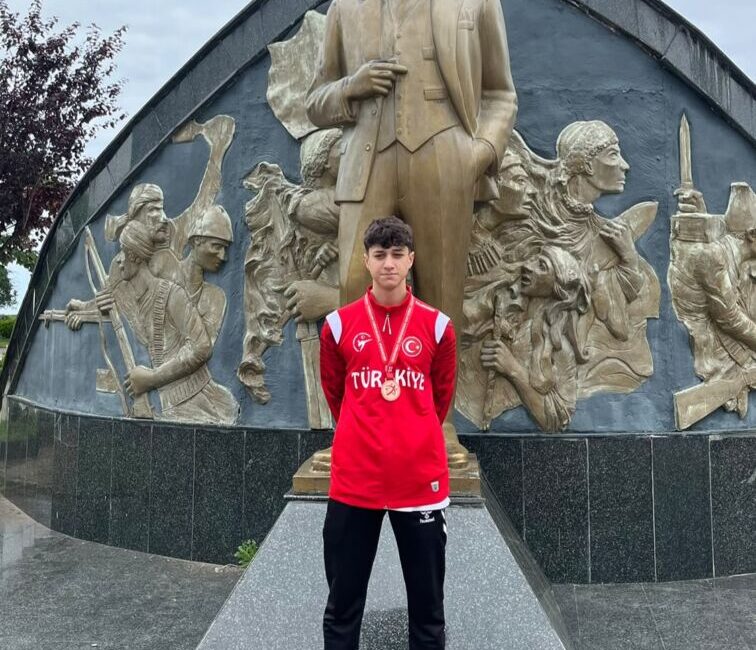 Ömer Yağız Karakütük’ten Gürcistan’da Gümüş Madalya Gururu! Taşbaca Taekwondo Spor Kulübü’nün başarılı sporcusu Ömer Yağız Karakütük, Gürcistan