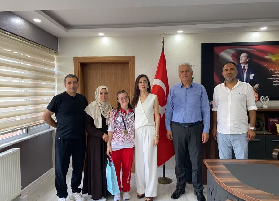 DÜNYA ÜÇÜNCÜSÜ ZEYNEP TUNCAY’A ANLAMLI ZİYARET Down Sendromlular Masa Tenisi Şampiyonası’nda Dünya Üçüncülüğü ve Türkiye Şampiyonlukları