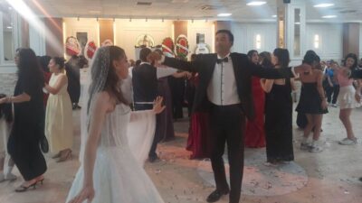 Kdz.Ereğli’de Muhtar Bilgin İlik’in Mutlu Günü: CANER VE SUZAN DÜNYAEVİNE GİRDİ Zonguldak’ın Ereğli ilçesine bağlı Karakavuz Köyü Muhtarı Bilgin İlik’in oğlu