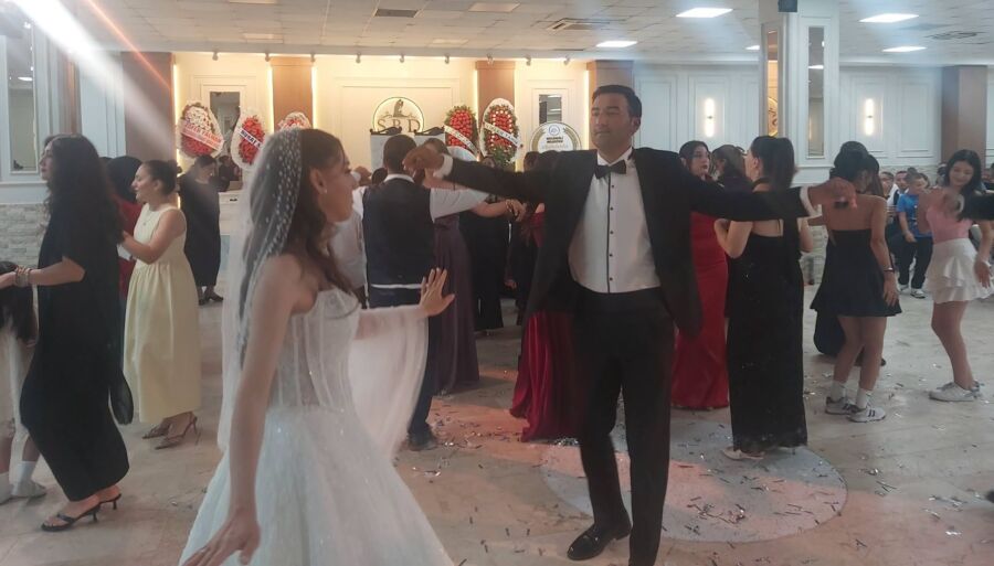 Kdz.Ereğli’de Muhtar Bilgin İlik’in Mutlu Günü: CANER VE SUZAN DÜNYAEVİNE GİRDİ Zonguldak’ın Ereğli ilçesine bağlı Karakavuz Köyü Muhtarı Bilgin İlik’in oğlu